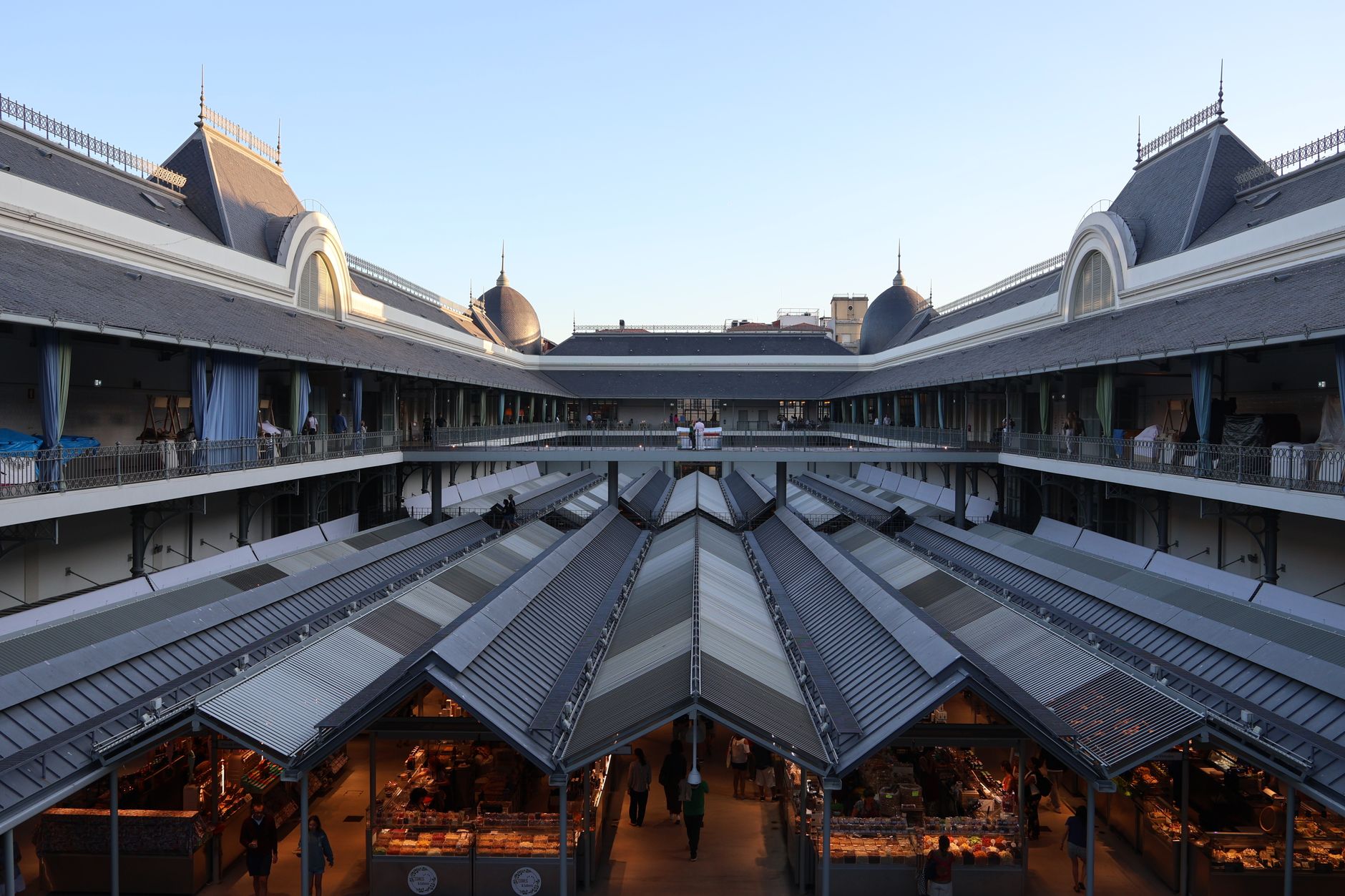 Suasana Les Halles de Lyon Paul Bocuse