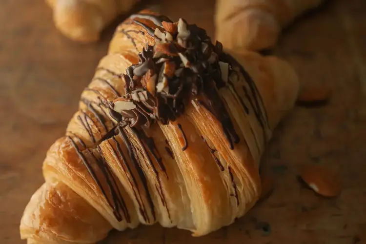 Croissant Almond Paris - Kuliner Dunia