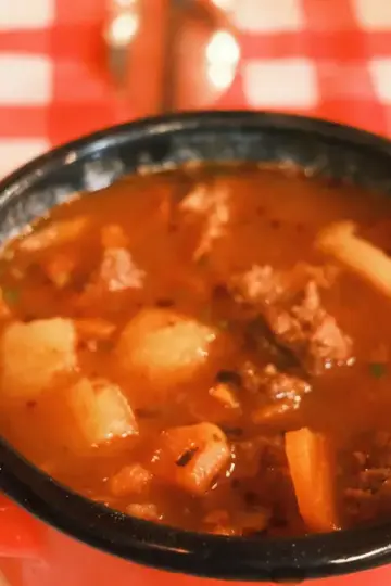 Goulash Budapest - Kuliner Dunia